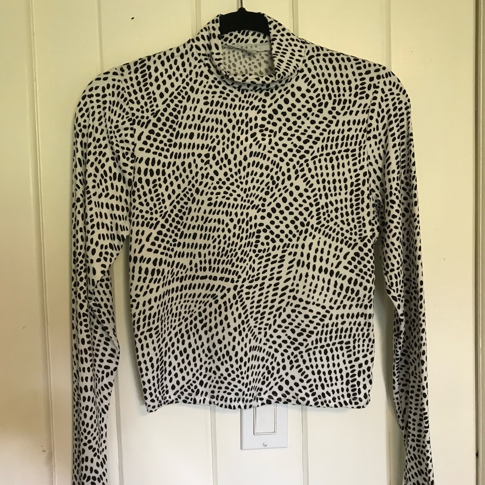 Crop top with cute spots.